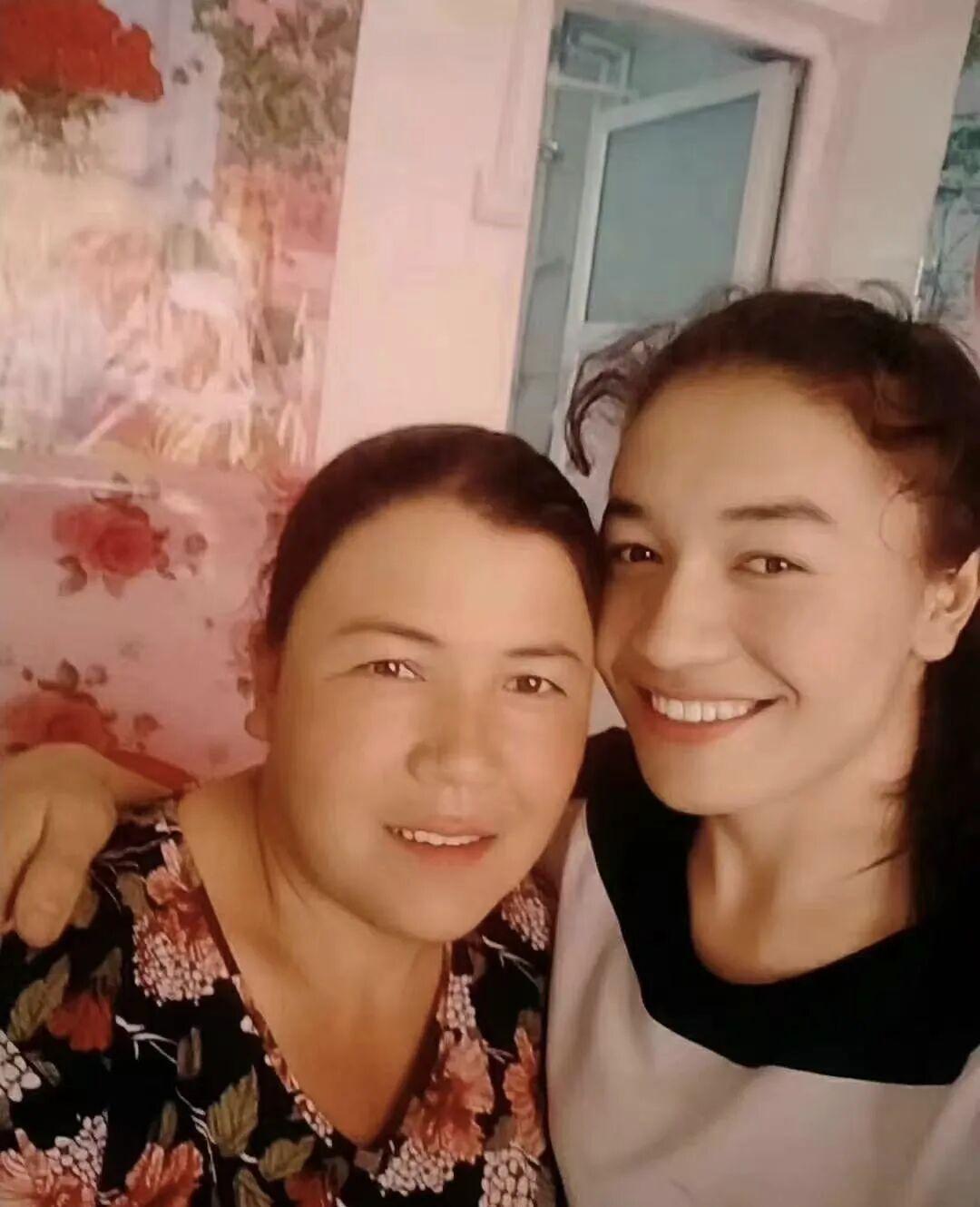 开车千万别穿洞洞鞋！有人因为油门被卡住导致事故发生