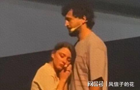 伊朗一名女演员在舞台上将头靠在了一名男演员身上,遭检方调查